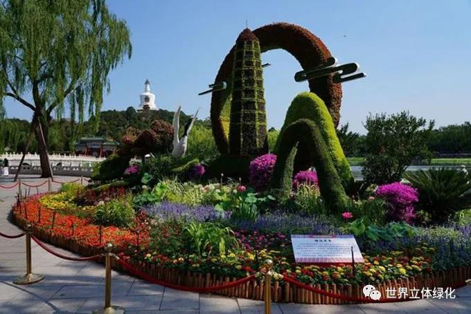 12北京北海公园建党百年主题花坛《继往开来》.jpg